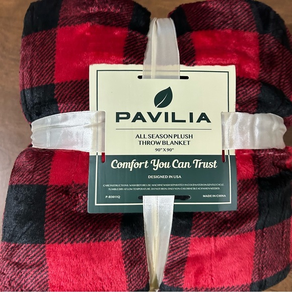 Pavilia Other - Plush throw blanket NWT